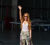 Shakira apareceu usando uma calça wide leg da marca Mytheresa com vários detalhes em bolso e muitas cores