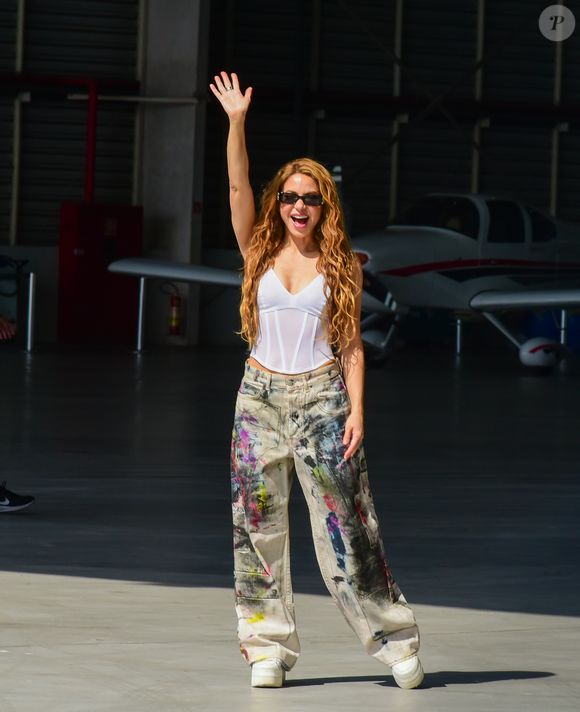 Shakira apareceu usando uma calça wide leg da marca Mytheresa com vários detalhes em bolso e muitas cores