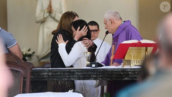Li Martins foi consolada por amigos na missa de 7º dia de JP Mantovani