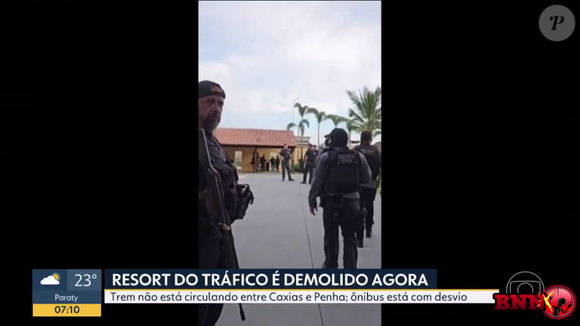 A Polícia do Rio de Janeiro demoliu, na manhã desta terça-feira (11), imóveis de luxo pertencentes ao traficante Álvaro Malaquias Santa Rosa, mais conhecido como Peixão