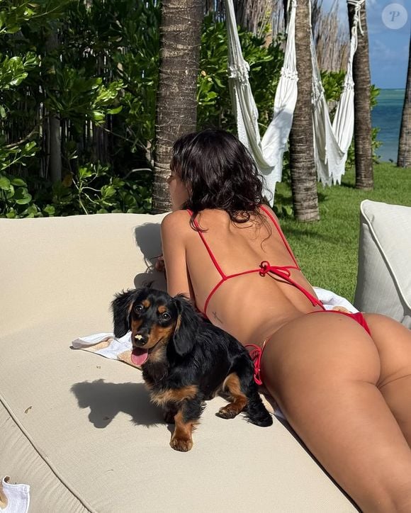 Usando alguns modelos fio-dental, Bruna Marquezine valorizou algumas partes do seu corpo, como o bumbum