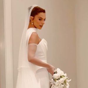 Para o casamento, Giovanna Lancellotti apostou em um vestido elegante confeccionado de cetim de seda