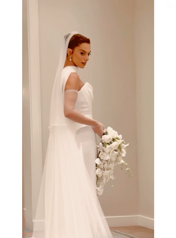 Para o casamento, Giovanna Lancellotti apostou em um vestido elegante confeccionado de cetim de seda