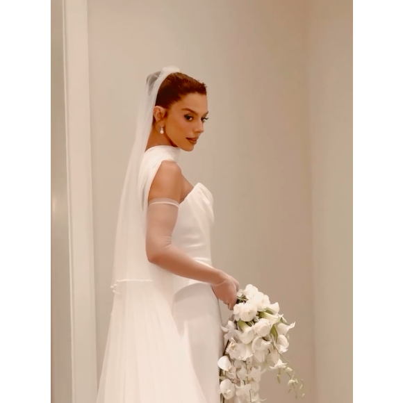 Para o casamento, Giovanna Lancellotti apostou em um vestido elegante confeccionado de cetim de seda