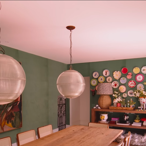 A personalidade da casa de Chay Suede também é refletida na parte interna da mansão