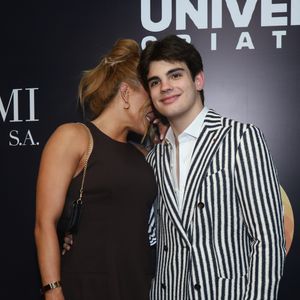 Daia de Paula e Rodrigo Silva posaram juntinhos na festa de João Silva nesta quinta-feira (21)