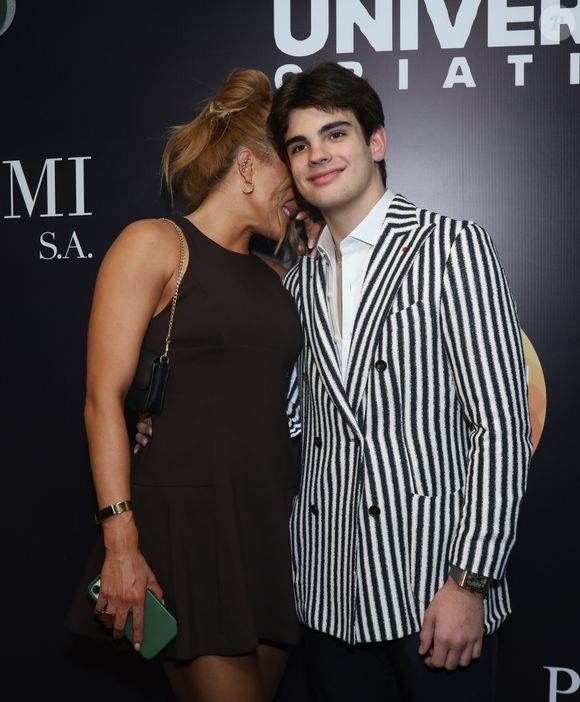 Daia de Paula e Rodrigo Silva posaram juntinhos na festa de João Silva nesta quinta-feira (21)