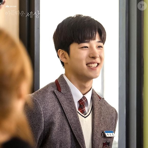 'Beautiful World': um estudante do ensino médio que entra em coma após sofrer violência escolar, então seus pais passam a investigar o caso