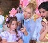 Filha de Virgínia, Maria Alice, de 5 anos, pede para tapar os ouvidos durante parabéns de Maria Flor: pediatra explica que reação isolada não significa um problema de saúde. 'Merece atenção é quando esse desconforto se torna frequente'