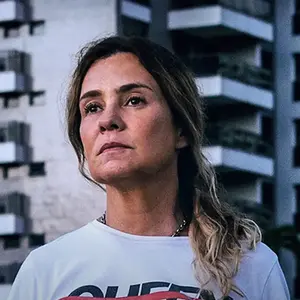 Adriana Esteves em 2023: interpretou Cibele na série de sucesso do Globoplay, Os Outros. Sua personagem é uma mãe superprotetora, controladora e intensa, que vive um intenso drama na busca por seu filho, Marcinho (Antonio Haddad), no contexto de conflitos de vizinhança e segurança familiar, evoluindo de uma moradora de condomínio a uma fugitiva