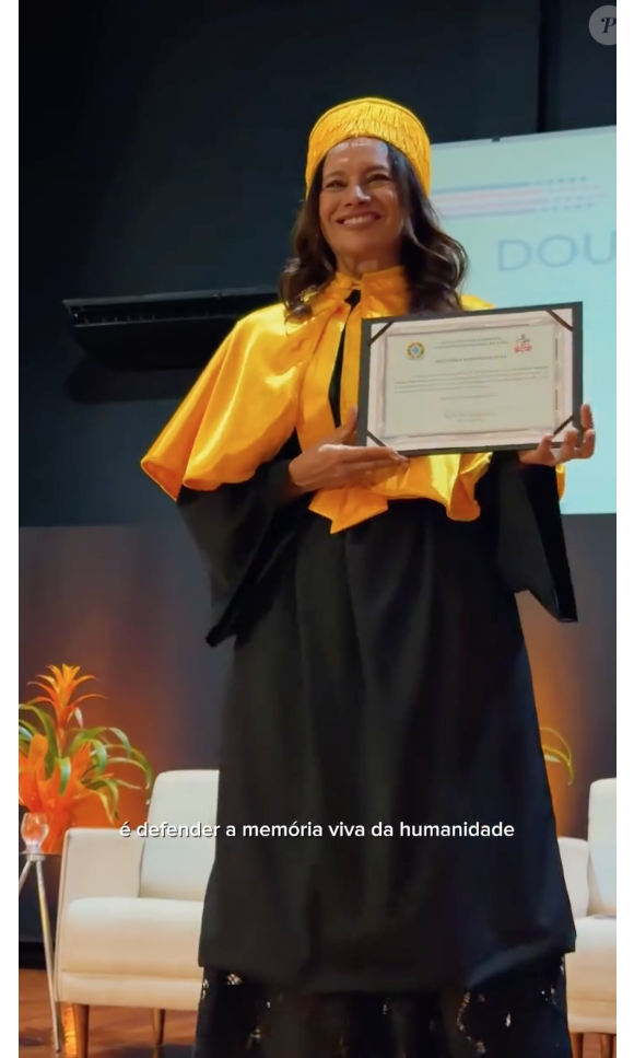 Em 2026, Dira Paes foi Doutora Honoris Causa pela UFPA, que reconhece personalidades que tenham contribuído de maneira relevante para a sociedade, a ciência, a cultura ou as artes