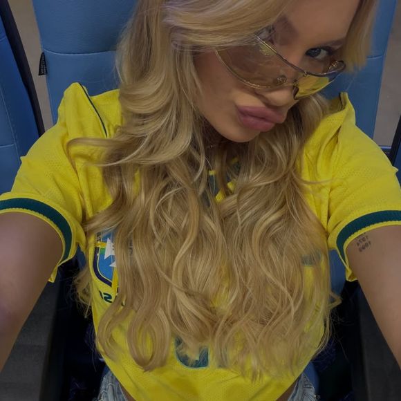 Em meio à gravidez e ao clima de Copa do Mundo, Gabriely Miranda mantém os fios impecáveis sem abrir mão da saúde capilar. 'Eu sempre priorizo qualidade de cabelo antes da intensidade do loiro', afirmou a colorista Natasha Pires