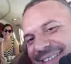 Marília Mendonça posa sorridente com o copiloto Tarciso Pessoa Viana, uma das vítimas, em uma selfie. O registro foi feito antes da decolagem