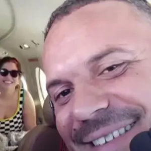 Marília Mendonça posa sorridente com o copiloto Tarciso Pessoa Viana, uma das vítimas, em uma selfie. O registro foi feito antes da decolagem