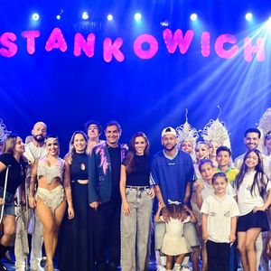 Neymar participa de dinâmica no palco durante sessão privada de circo ao lado de Bruna Biancardi e das filhas