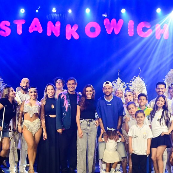 Neymar participa de dinâmica no palco durante sessão privada de circo ao lado de Bruna Biancardi e das filhas
