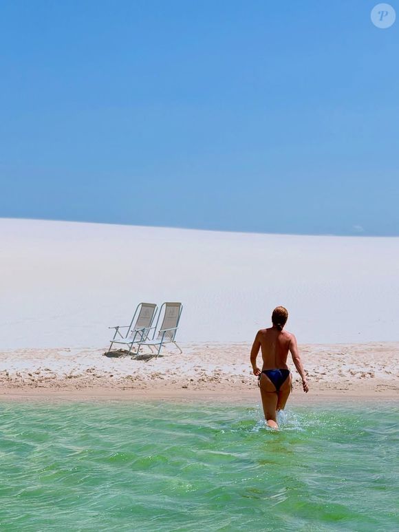 Angélica faz topless e exibe boa forma ao comemorar 52 anos  nos Lençóis Maranhenses