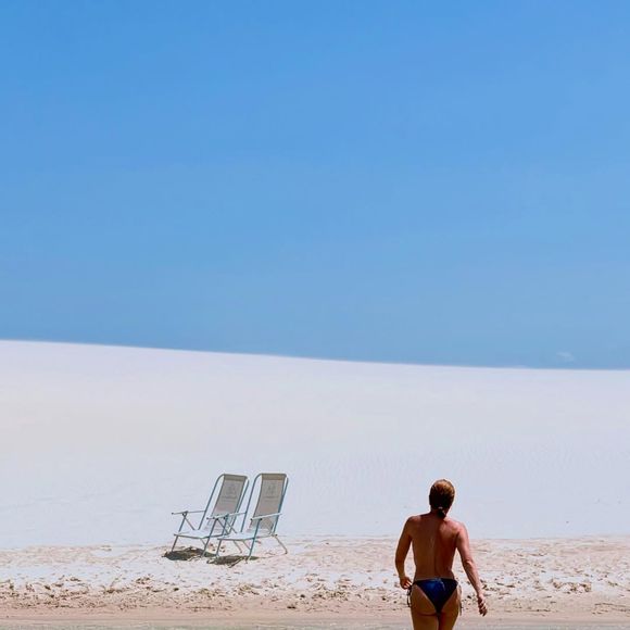 Angélica faz topless e exibe boa forma ao comemorar 52 anos  nos Lençóis Maranhenses