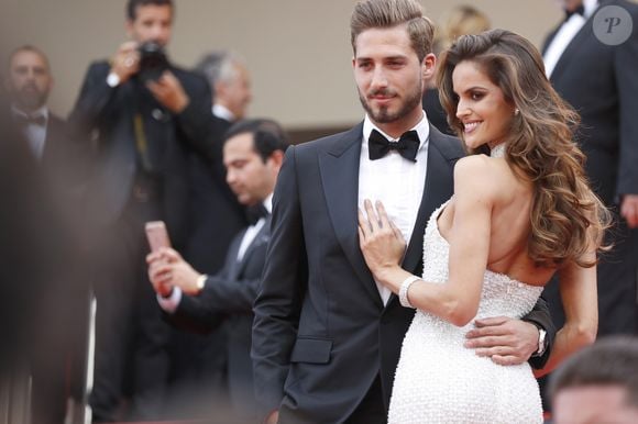 A modelo ex- Victoria Secret é noiva do goleiro alemão Kevin Trapp desde 2018