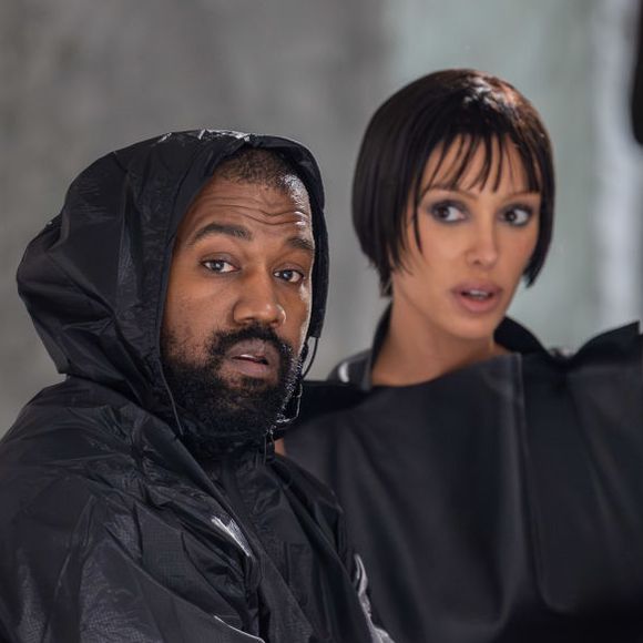 Da comida à proibição para falar: mulher de Kanye West, que surgiu nua no Grammy 2025, segue 'lista de regras' do rapper, diz jornal