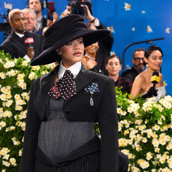 MET Gala 2025: importante baile ocorreu na última segunda-feira (05), em Nova Iorque, e reuniu diversos famosos, como a cantora Rihanna.