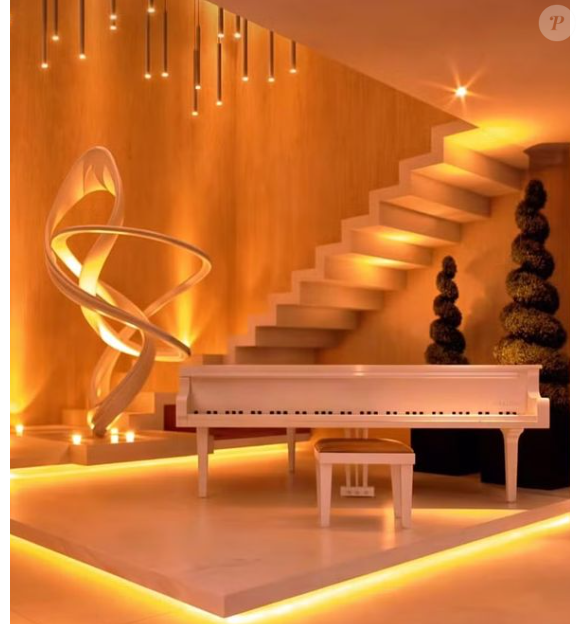 Decoração de sala com piano na mansão de Luciele Di Camargo e Denilson