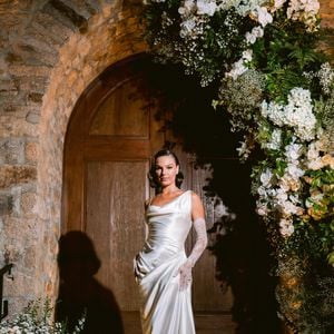 Isis Valverde também apostou em um vestido longo para o afterparty, mas, dessa vez, com uma silhueta mais sensual