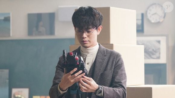 O dorama acompanha Ibuki Hiiragi, um professor comum que leciona para uma escola japonesa e passa praticamente despercebido entre os alunos
