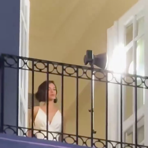 Bruna Marquezine optou por curtir o show de Shakira de uma sacada do Copacabana Palace