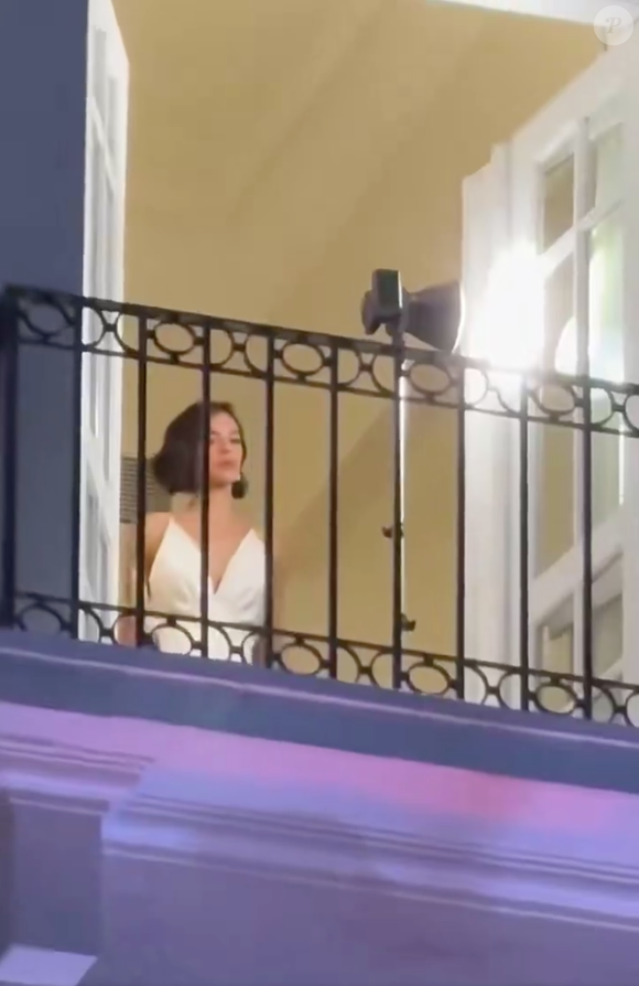 Bruna Marquezine optou por curtir o show de Shakira de uma sacada do Copacabana Palace