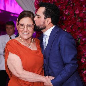 Helena, mãe de Zezé Di Camargo e Luciano, prestigiou as netas em festa de 15 anos
