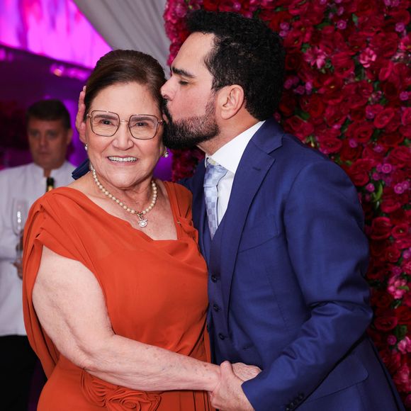 Helena, mãe de Zezé Di Camargo e Luciano, prestigiou as netas em festa de 15 anos