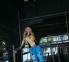 Esposa de Endrick, Gabriely Miranda homenageou o jogador com uma calça estampada com suas fotos e escolheu um corset verde e amarelo para a estreia