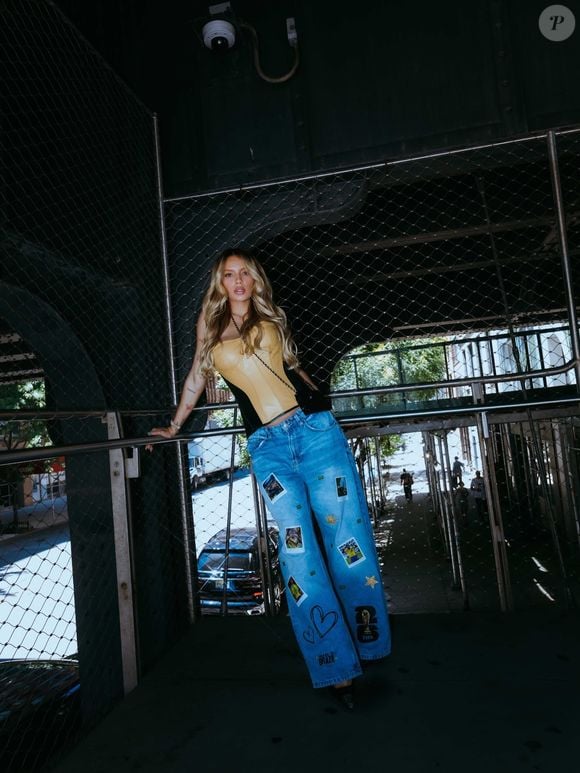 Esposa de Endrick, Gabriely Miranda homenageou o jogador com uma calça estampada com suas fotos e escolheu um corset verde e amarelo para a estreia