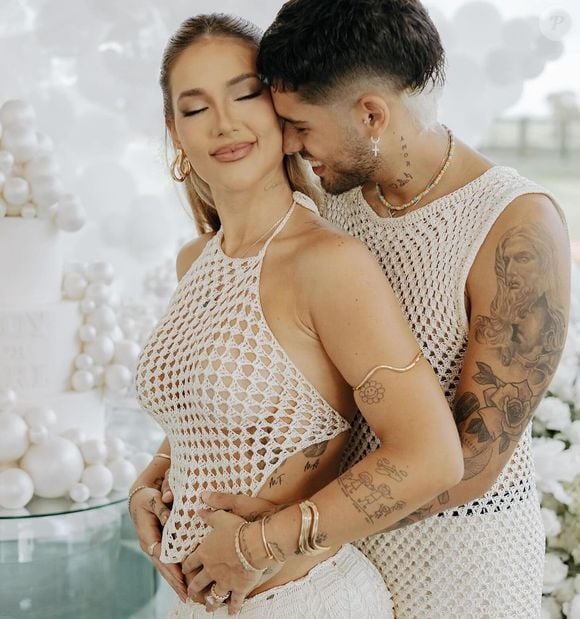 Zé Felipe e Virgínia anunciaram a gravidez do terceiro filho com o cantor usando um visual inusitado