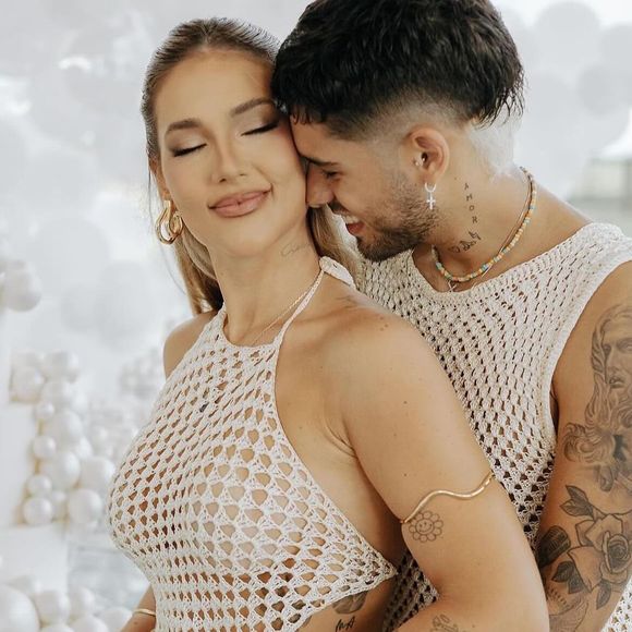 Zé Felipe e Virgínia anunciaram a gravidez do terceiro filho com o cantor usando um visual inusitado