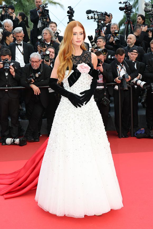 Nesta sexta-feira (16), a atriz marcou presença no 4º dia do Festival de Cannes com um traje preto e branco quase 100% bordado pelo designer inglês Richard Quinn.