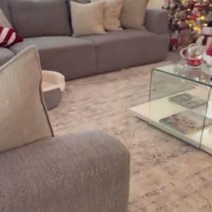 Já na parte interna, Bruna Marquezine conta com decoração minimalista e elegante em tons de bege e cinza