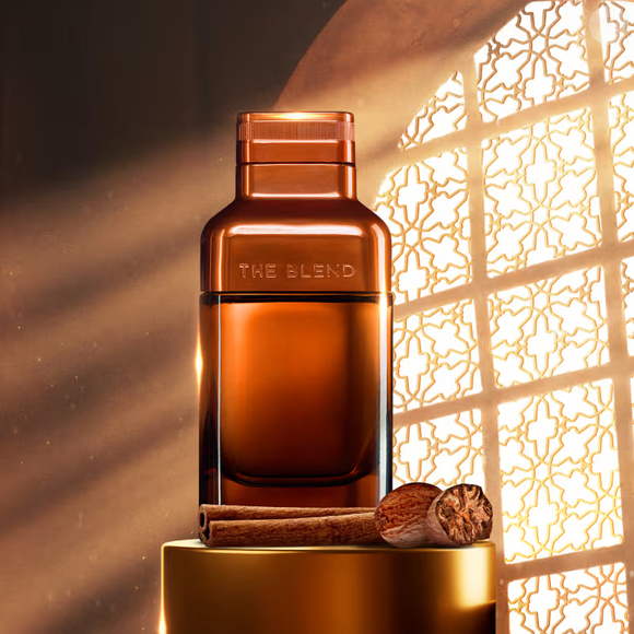 Cravo, Canela, Pimenta Preta e Noz Moscada in natura passam por um alambique de cobre dentro da fábrica de O Boticário, resultando em um perfume (The Blend) que remete à tradição da perfumaria árabe