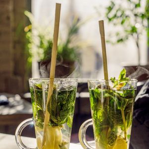 Chá de capim-limão pode ser utilizado para aliviar a ansiedade, reduzir o estresse e melhorar a qualidade do sono