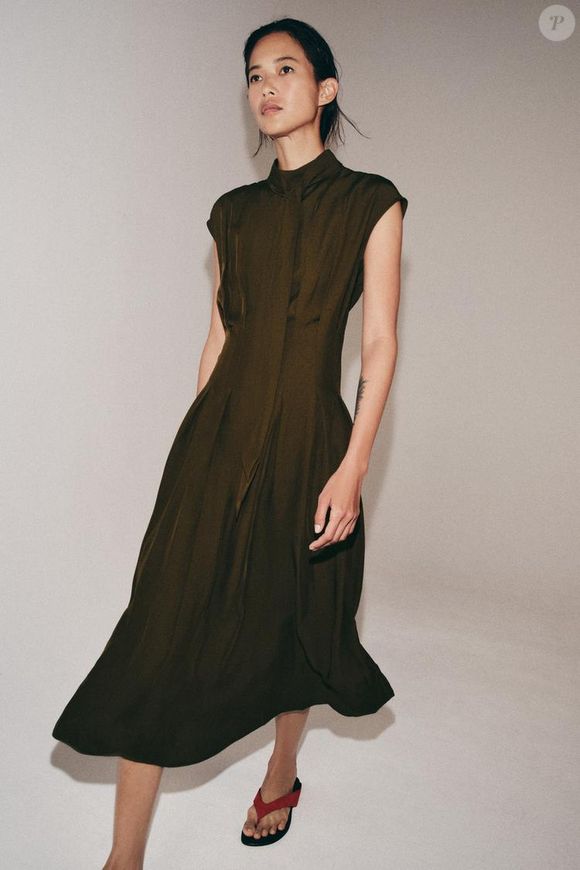 Em tom cáqui e com pregas na cintura, o modelo combina minimalismo e sofisticação em uma proposta inspirada na estética refinada da moda japonesa. Preço: R$ 399