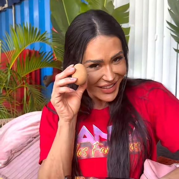 Gracyanne Barbosa entra na zoeira e responde piada com ovo em plena gravação