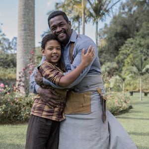 Raul (Val Perré) foi pai de Chico (João Gabriel D'Aleluia) na primeira fase da novela 'Além do Tempo'