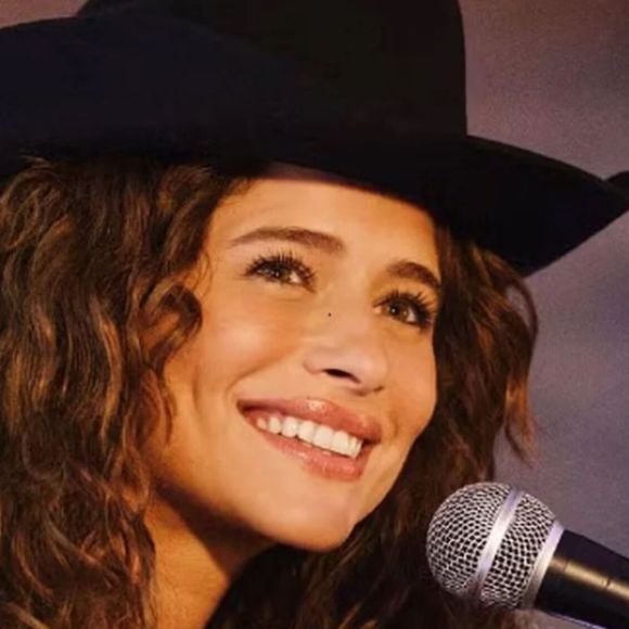 Isadora Cruz, a Agrado da novela 'Coração Acelerado', sonhava em fazer novela musical: “Era um sonho quase impossível. Eu não conhecia ninguém do meio artístico, tudo parecia muito longe”, relembrou a atriz em entrevista à Capricho,