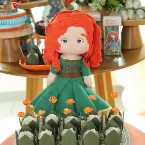 A decoração da mesa principal contou com bonecos realistas e muitos detalhes de 'Valente'