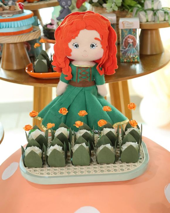 A decoração da mesa principal contou com bonecos realistas e muitos detalhes de 'Valente'