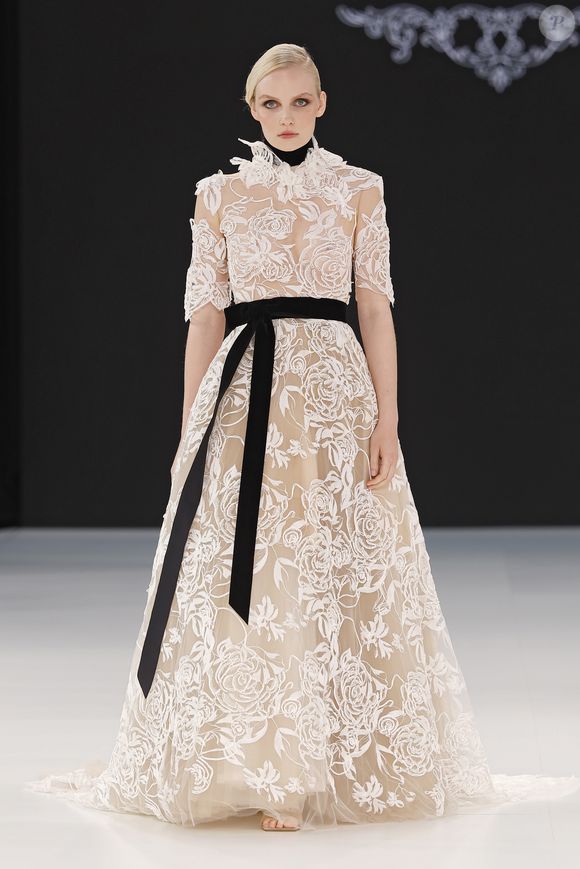 Vestido de noiva todo de renda ficou ainda mais fashinista com detalhes pretos