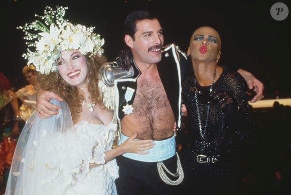 De acordo com relatos publicados no livro "Dianaworld: An Obsession" (2025), biografia escrita por Edward White, Diana foi a uma boate gay em Londres disfarçada de homem, acompanhada de Freddie Mercury, Kenny Everett e Cleo Rocos