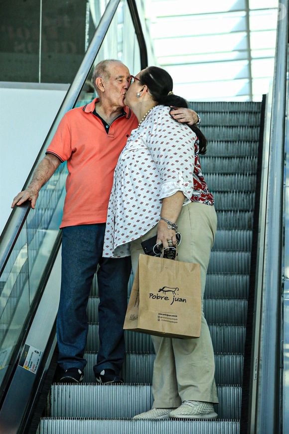Casamento de Renato Aragão e Lílian Aragão foi embaixo de leve chuva e os seis netos do humorista foram daminhas de honra ou pagens