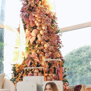 Carla Diaz, em sua sala imensa, em registro de Natal